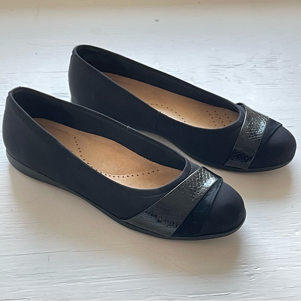9.5- Trotter’s Black Ballet Flats with Patent Accent